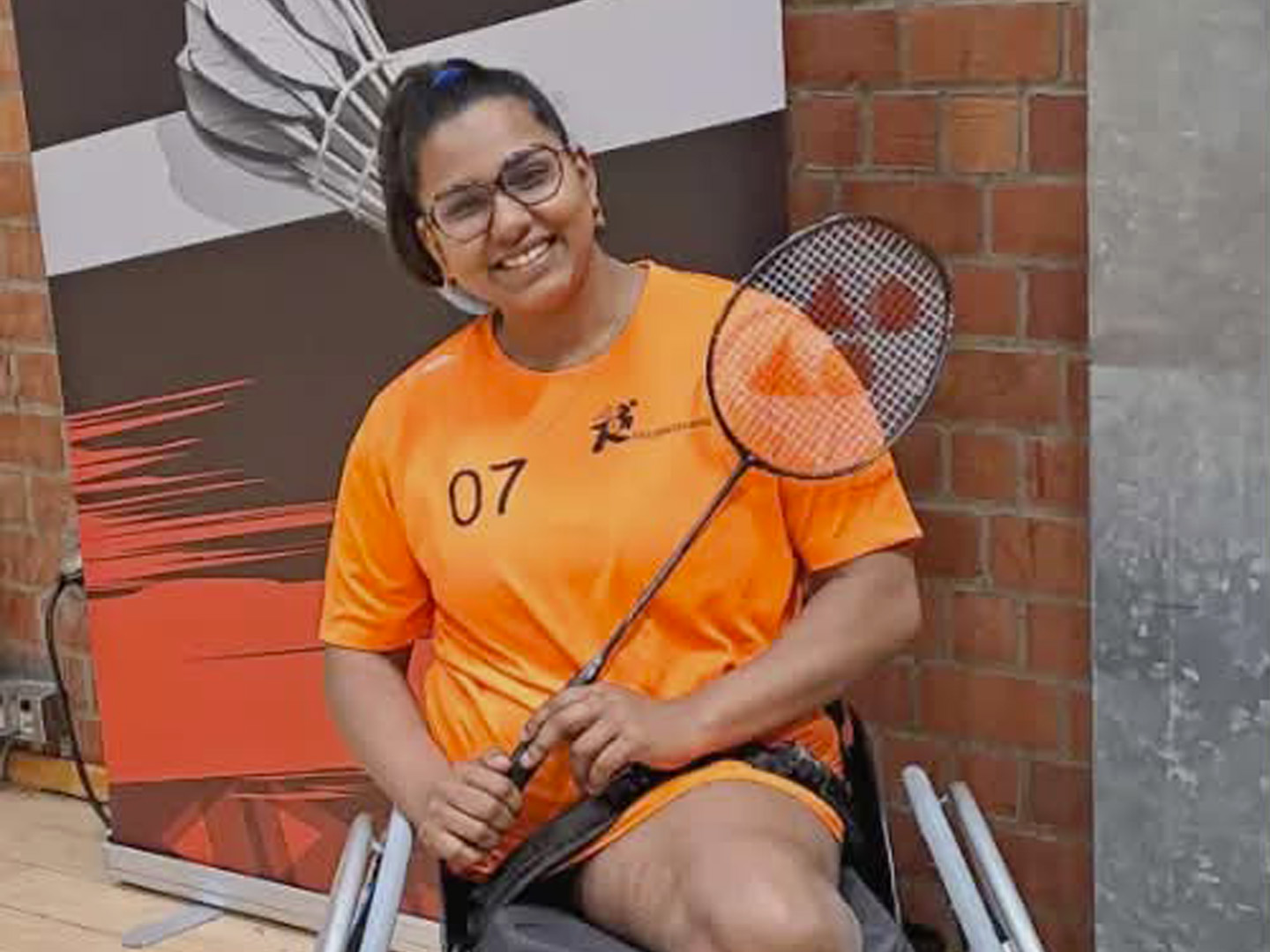 Badminton en chaise et debout.